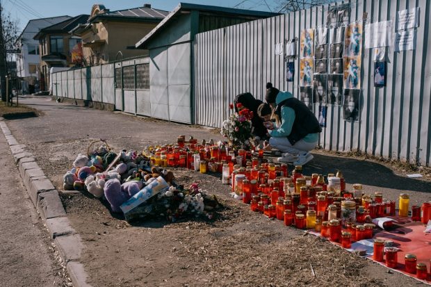 Oamenii vin și aprind lumânări, se roagă și plâng la locul unde Raisa, o fetiță de 11 ani, a fost ucisă pe trecere de un polițist