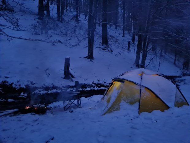 24 de ore singură, cu cortul, în pădure. O sătmăreancă experimentează supraviețuirea în condiții extreme