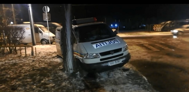 Un polițist în vârstă de 21 de ani din Vaslui a fost rănit după ce a intrat cu autospeciala într-un copac
