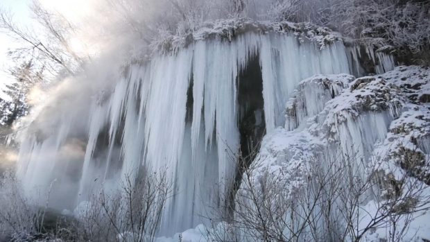 Cascada Toplița cu apă termală a înghețat. Imagini cu fenomenul spectaculos au ajuns în presa internațională