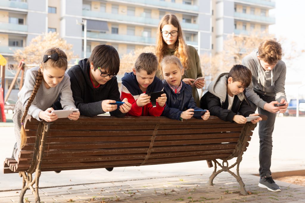 Românii, pe locul I la consumul de tehnologie și la lipsa contactului cu natura, din opt țări europene