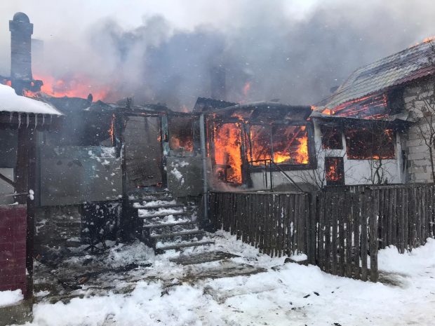 Cinci case din Covasna s-au făcut scrum, în urma unui incendiu puternic. Alte trei locuințe afectate de flăcări