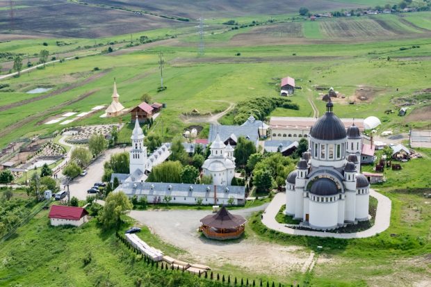 O mănăstire din Alba care îngrijește 200 de copii și bătrâni și-ar putea închide centrul social, din cauza facturii uriașe la gaze