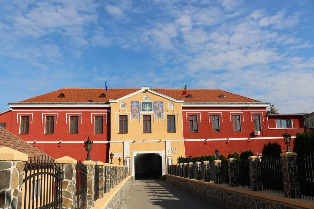 Tentativă de omor la penitenciarul Gherla. Un deţinut a încercat să ucidă un poliţist cu un ciob de oglindă