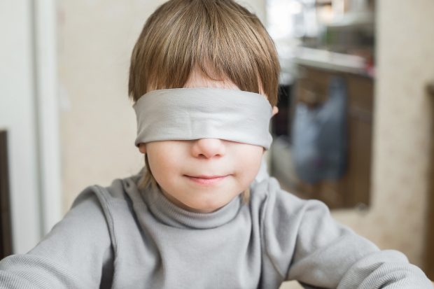 Un copil din Marea Britanie, pe cale să-şi piardă vederea din cauza unei infecţii generate de COVID. Cum se manifestă afecțiunea