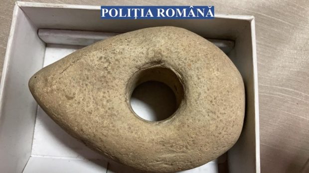 Un artefact vechi de peste 6000 de ani, scos la vânzare pe internet cu 3.000 de euro de un buzoian