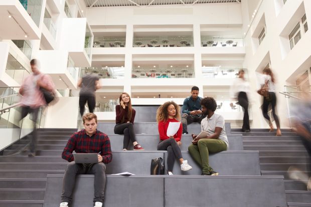 Ce se întâmplă atunci când tot mai puțini tineri aleg să urmeze studii universitare. Exemplul american