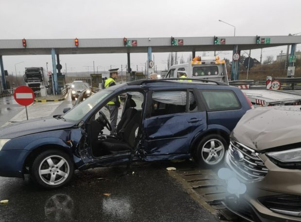 Accident pe Autostrada Soarelui, în apropierea staţiei de taxare de la Fetești. Cinci persoane, rănite