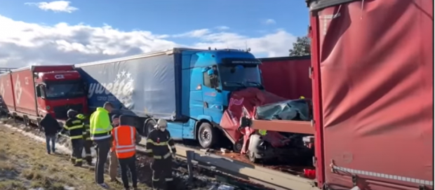 Carambol uriaș, cu peste 40 de mașini, pe o autostradă din Cehia. Cel puțin 6 persoane au fost rănite