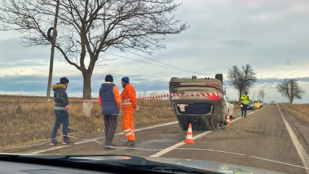 Băut, fără permis, fără roți de iarnă, un tânăr care trebuia să fie în carantină s-a răsturnat cu mașina, în Suceava