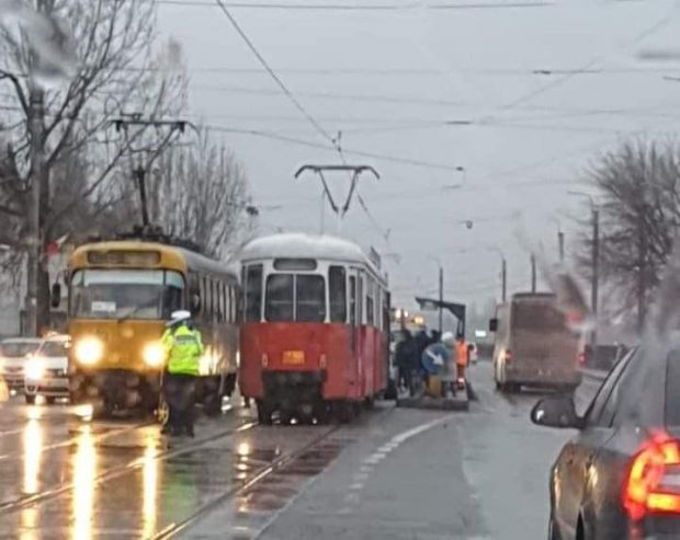 Două tinere din Craiova, rănite în staţia de tramvai, după ce șoferul a pierdut controlul volanului din cauza poleiului