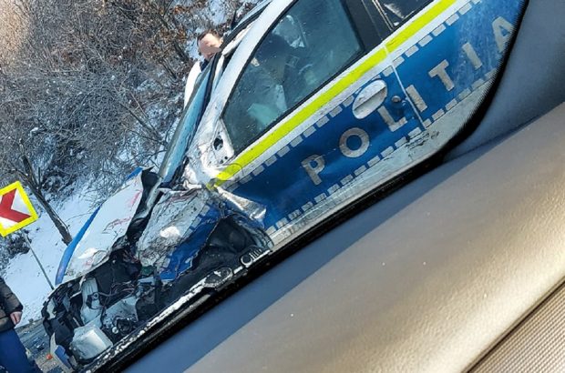 Doi polițiști răniți, unul blocat la volan, după ce au intrat cu autospeciala într-un camion, pe DN74, între Abrud și Brad