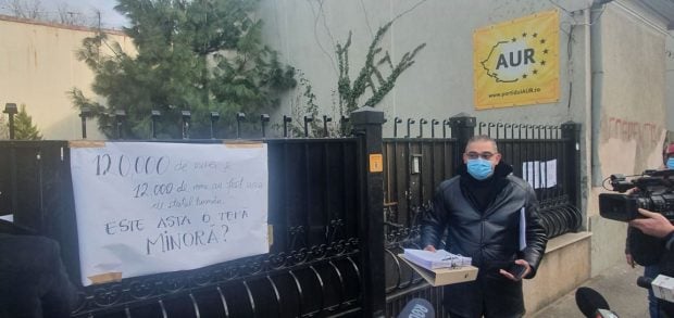 Activiștii romi au mers la sediul AUR cu broșuri despre Holocaust, dar nu li s-a deschis. „Am venit să informăm”
