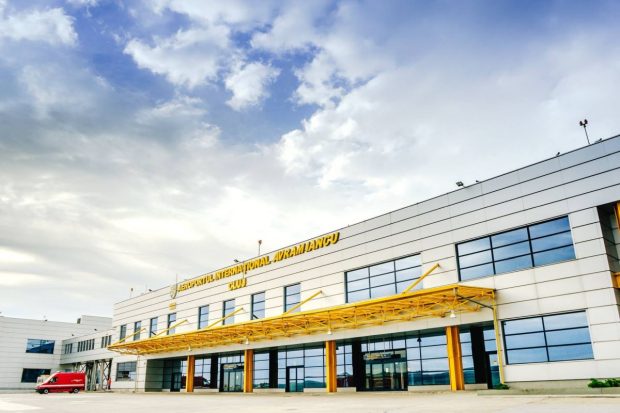 Un avion care trebuia să ajungă în Polonia a aterizat de urgență la Cluj, după ce o pasageră a intrat în travaliu