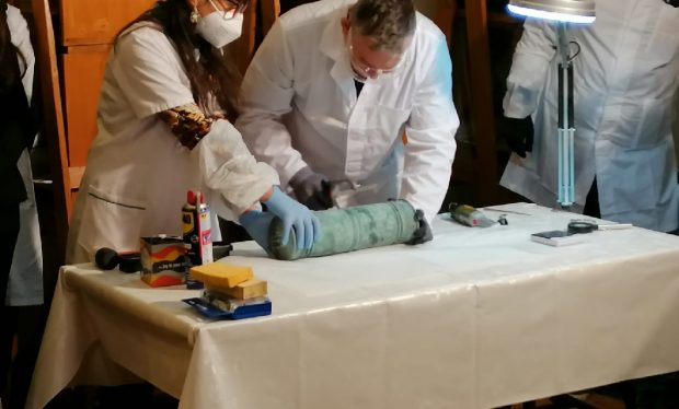 Ce au descoperit arheologii în capsula timpului din fundația unui colegiu din Târgu Mureș. „E patrimoniul țării, indiferent de etnie”