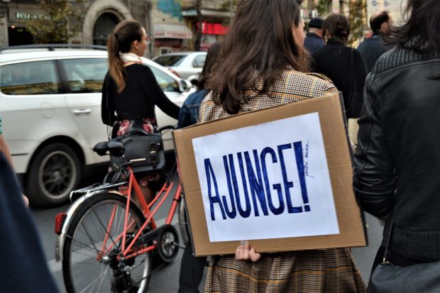 Hărțuirea la locul de muncă a ajuns o normalitate în România, deși avem legi care o condamnă. Ce ar trebui să facă statul 