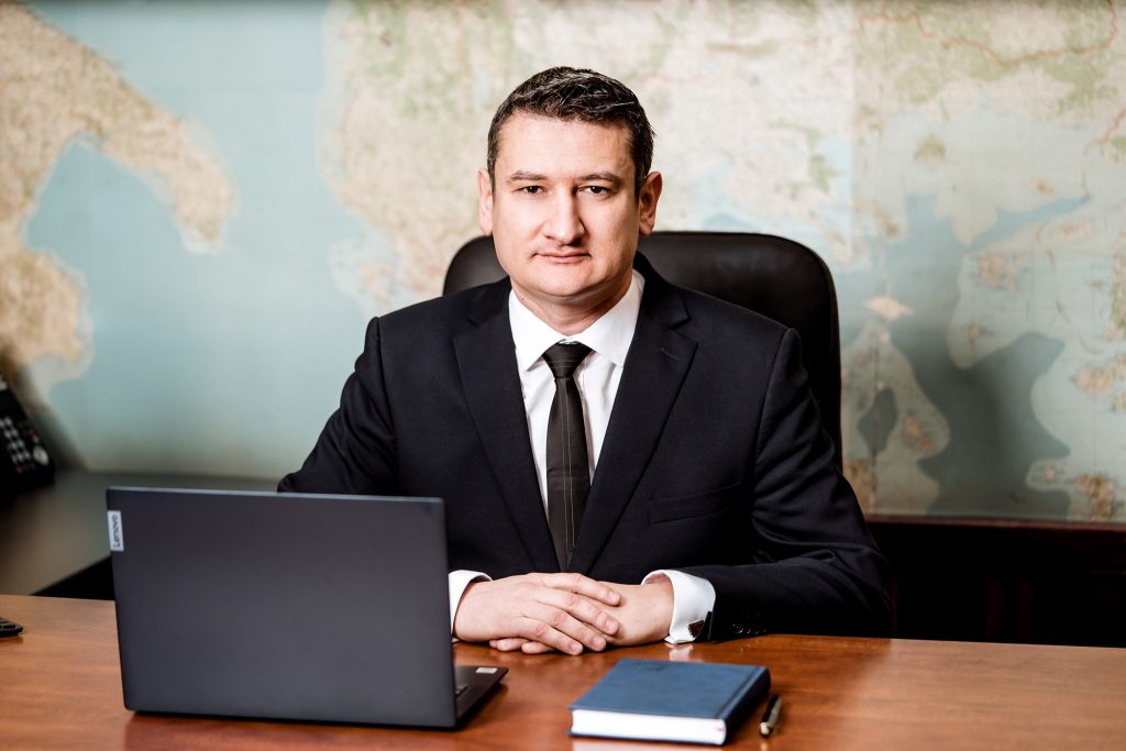 Armata de consilieri a generalului Ciucă. Cine sunt oamenii care îi dau sfaturi premierului