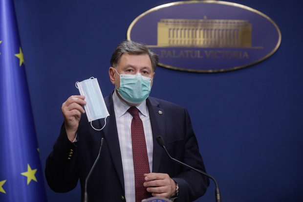 Ministrul Sănătății îndeamnă la purtarea măștii în exterior și după decizia CCR: „E o protecție, o măsură de bun simț”