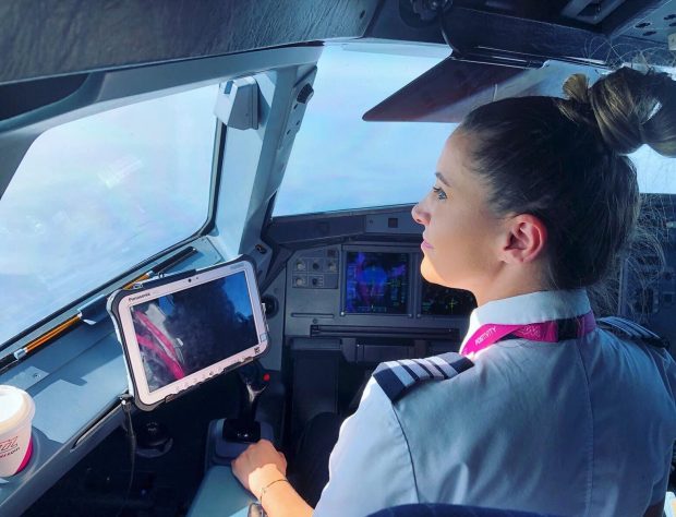 INTERVIU. Femeia căpitan de aeronavă care scrie pentru a le da aripi copiilor: „Cei mici sunt mai puternici decât ne închipuim”