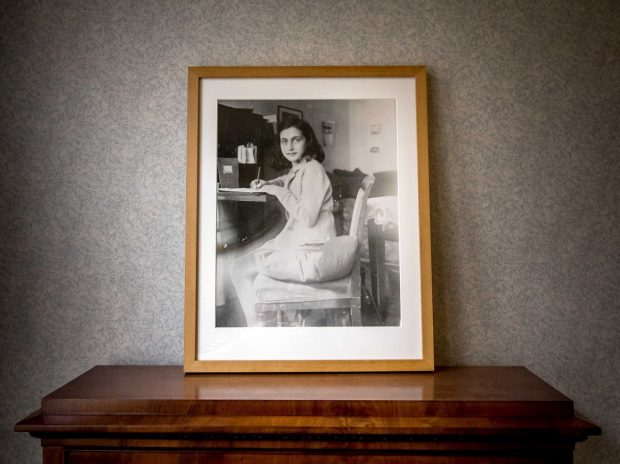 Mister elucidat după 77 de ani. O echipă condusă de un fost agent FBI susține că l-a identificat pe denunțătorul lui Anne Frank