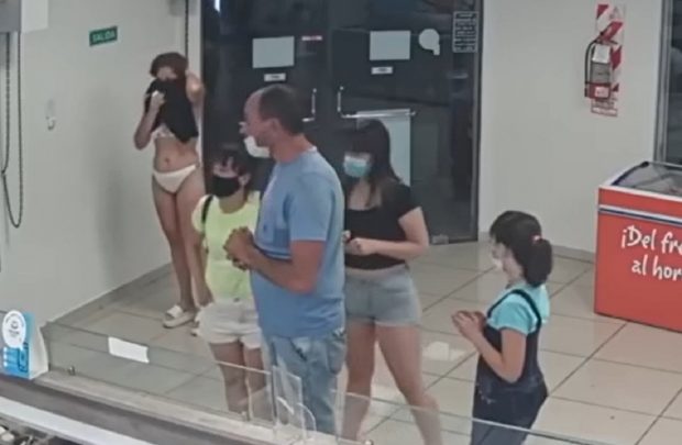 VIDEO | O femeie s-a dezbrăcat și a folosit rochia în loc de mască, într-o gelaterie, în Argentina