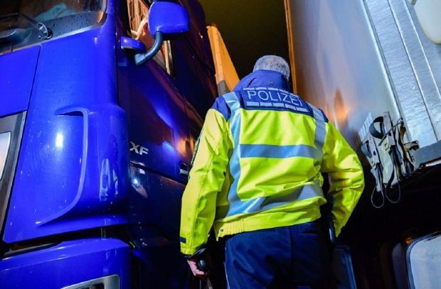 Un șofer român de TIR și-a sufocat colegul de echipaj și l-a atacat cu un cuțit, în parcarea unde se odihneau, în Austria