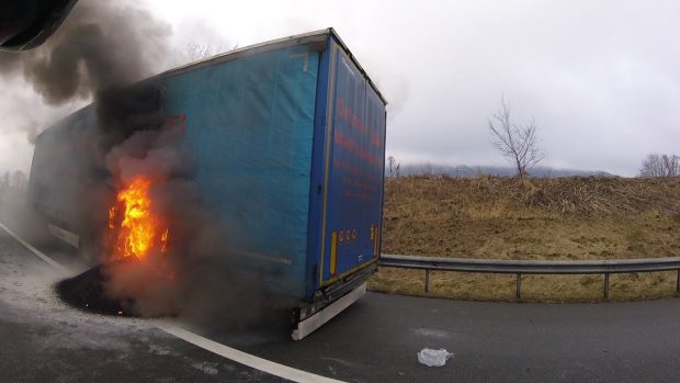 Șofer român cu camionul în flăcări pe autostradă, după ce i-au explodat anvelopele, în Austria