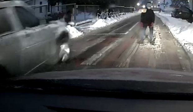 VIDEO | Copil la un pas să fie călcat pe trecere de un șofer care depășea, sub ochii unui polițist local care n-a făcut nimic, în Baia Mare