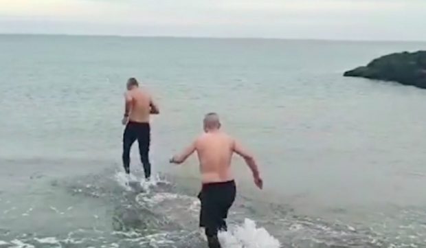 Prima baie în mare, în 2022. Mai multe persoane și-au serbat onomastica într-un mod inedit