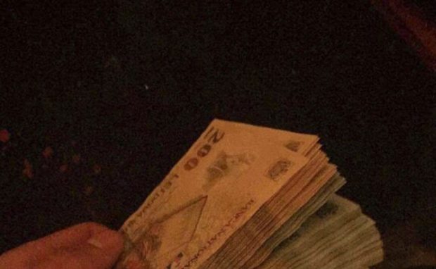 Un elev de liceu a primit aproape 10.000 de lei, pe care nu-i solicitase, de la un bancomat, în Satu Mare. Imediat a dat anunț pe Facebook