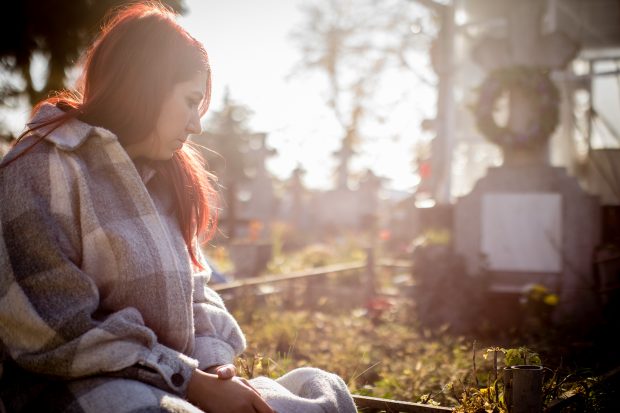 Drumul lung al vindecării, după moartea unui părinte: „Mi-a fost greu să o pierd pe mama, dar oare ei nu i-a fost greu să moară?” 