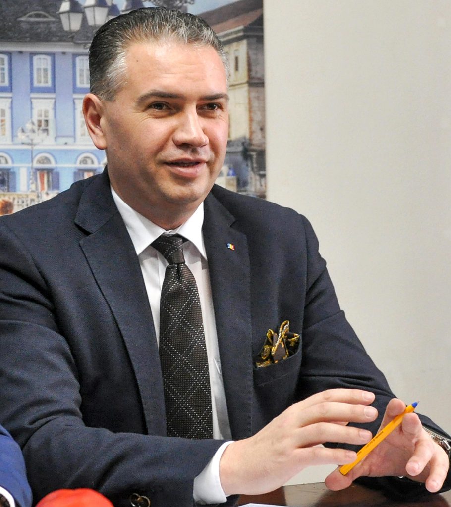 Armata de consilieri a generalului Ciucă. Cine sunt oamenii care îi dau sfaturi premierului