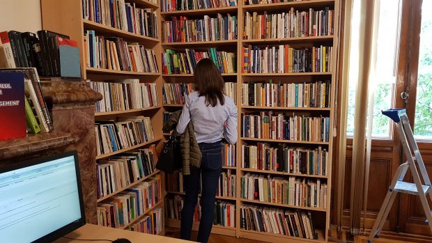 Vrem vouchere pentru cumpărat cărți noi, rapid! Pentru că elevii intră în bibliotecile școlilor, care conțin cărți neatractive, gri