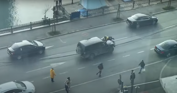 VIDEO | Un șofer a mers cu un biclicist pe capotă, până aproape de o secție de poliție. Apoi a fost reținut