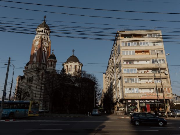 Reportaj | Cum a ajuns demolarea unui bloc subiect de sondaj public în Ploiești, înainte ca locatarii să fie anunțați de Primărie. „Am aflat de pe Facebook”