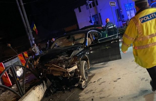 Nouă oameni înghesuiți într-un BMW de lux, între ei, trei copii și-un bebeluș, victime într-un accident la Mediaș