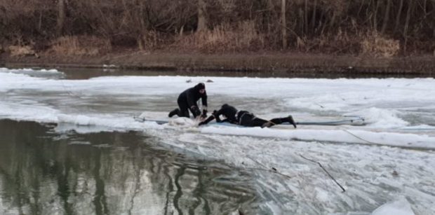 Trei băieţi au căzut într-un lac îngheţat, când se plimbau cu bicicletele. Doar doi au reușit să iasă