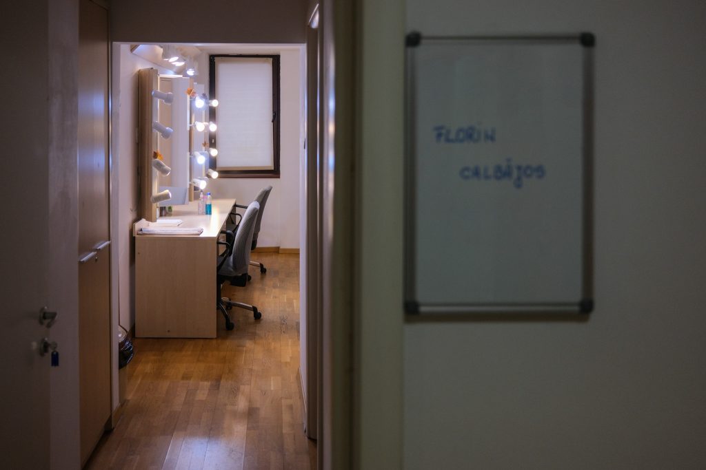 Incursiune de o oră și jumătate în culisele Teatrul Național din București. Vizită inedită în cetatea lui Radu Beligan și Gheorghe Dinică