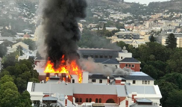VIDEO | A luat foc clădirea Parlamentului din Cape Town. O parte a acoperișului s-a prăbușit, iar un etaj a fost distrus