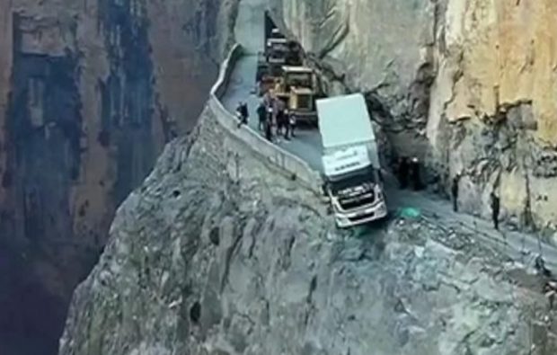 VIDEO. Un camion a rămas suspendat pe o stâncă din China trei zile