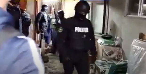 17 hoți care se dădeau polițiști și făceau „percheziții”, luați pe sus cu mascații. La cât se ridică prejudiciul