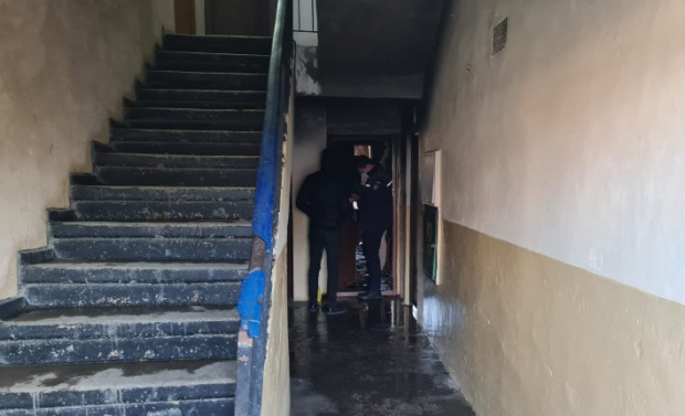 Două persoane carbonizate și alta grav rănită, după ce apartamentul lor din comuna ieșeană Vlădeni a luat foc
