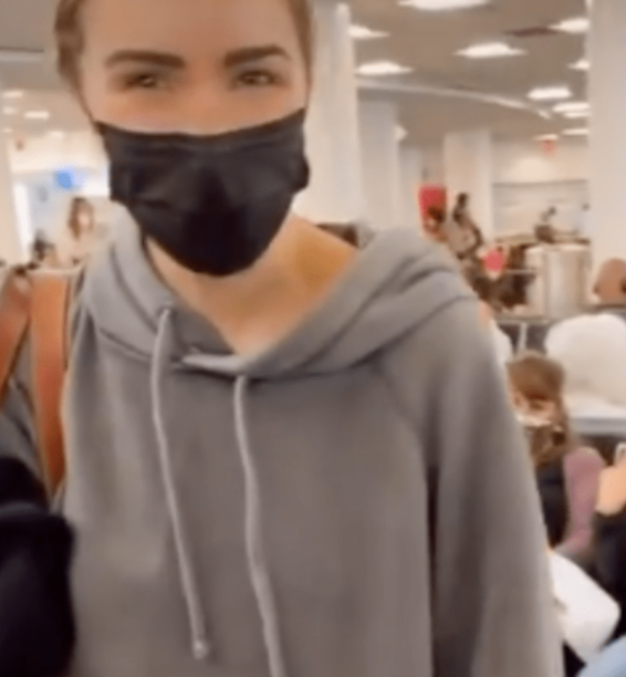 Miss Univers 2012 acuză compania American Airlines că n-a lăsat-o la bord până nu și-a acoperit decolteul