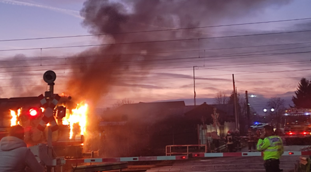 „Nu mai sunt probleme”. Anunțul CFR, după ce o locomotivă a luat foc pe șine, în Prahova