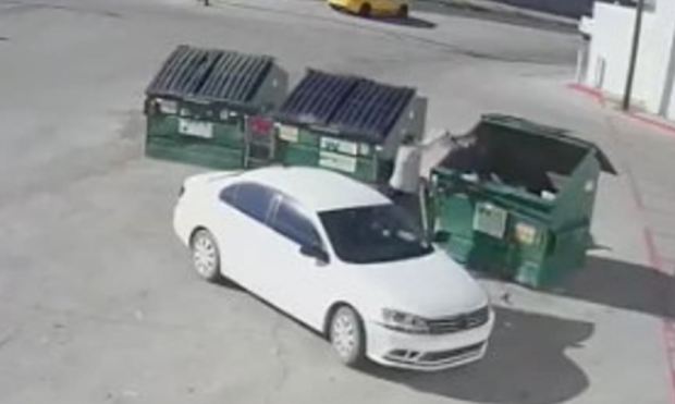 Bebeluș salvat în SUA, după ce a stat 6 ore într-un tomberon, unde îl aruncase mama de 18 ani