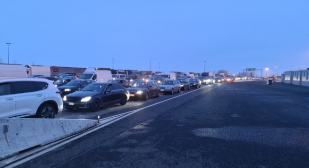 Aglomerație la vămile din vestul țării, pe sensul de ieșire. Timpul de așteptare este de 40 de minute