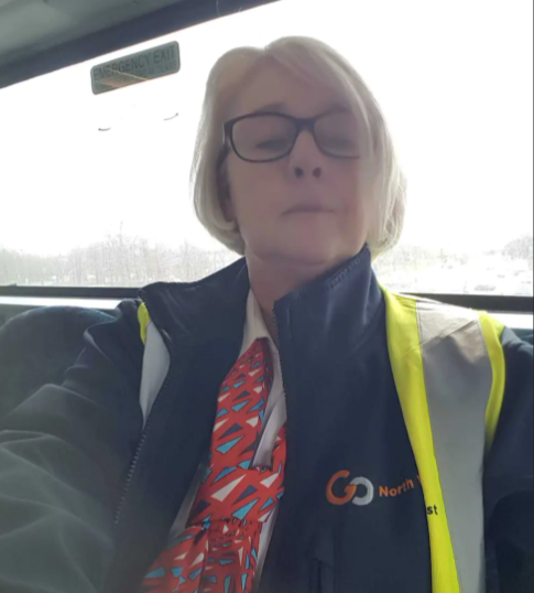 O șoferiță britanică, dată afară după 34 de ani din cauză că e prea scundă și nu mai ajunge la pedale autobuzului