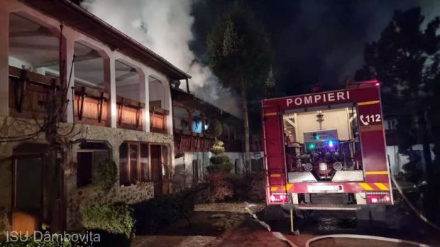 Incendiu la Mănăstirea Nucet din Dâmboviţa. Paraclisul lăcaşului, salvat de pompieri