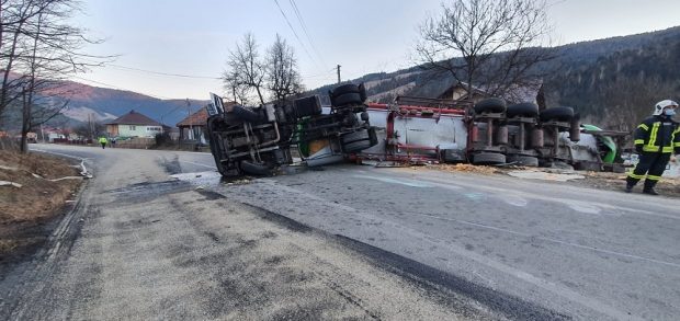 O cisternă cu material inflamabil s-a răsturnat pe DN15 Piatra Neamţ-Topliţa. Locuitorii din zonă au fost evacuați