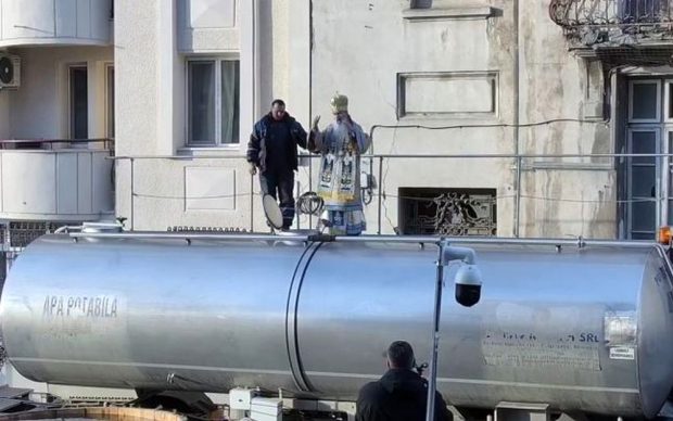 ÎPS Teodosie s-a urcat pe cisterne pentru a sfinți apa de Bobotează: „Trebuie apă pentru tot poporul”